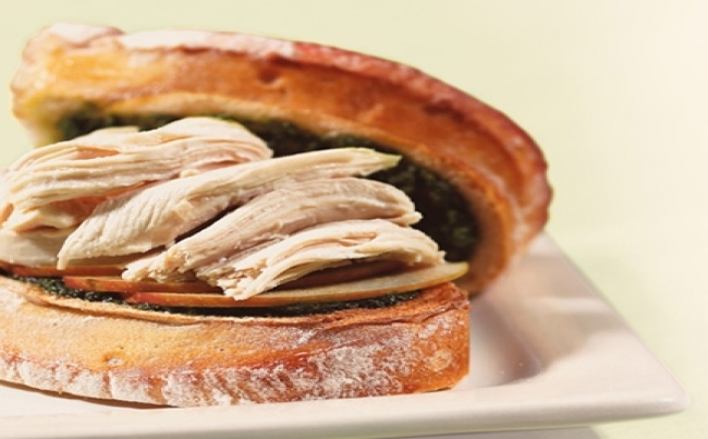 Sándwich de pollo en pesto de salvia